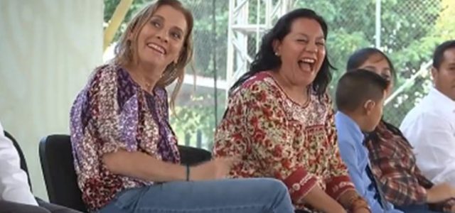“Estaba buena la plática”, dice AMLO a María Luisa Albores en pleno discurso en SLP