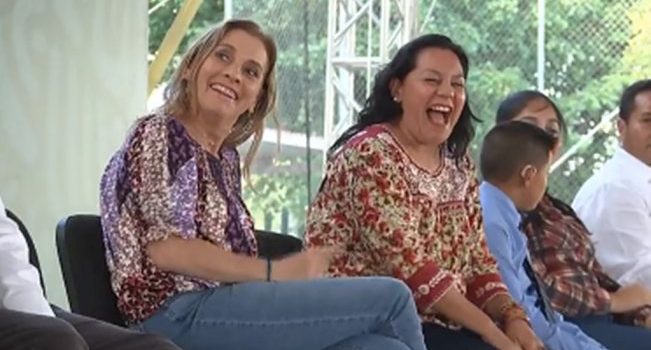 “Estaba buena la plática”, dice AMLO a María Luisa Albores en pleno discurso en SLP