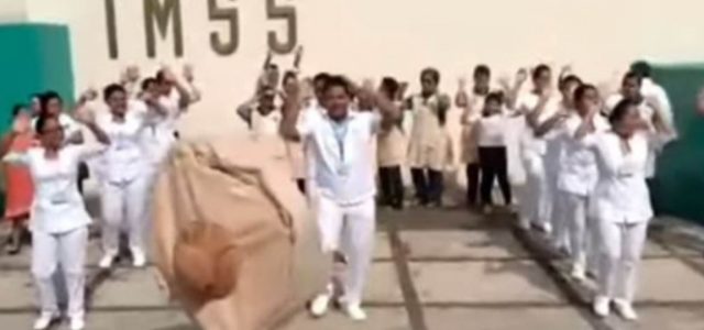 Con el ‘baile de la chichi’ promueven la lactancia en el IMSS