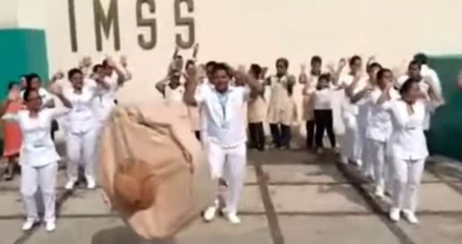 Con el ‘baile de la chichi’ promueven la lactancia en el IMSS