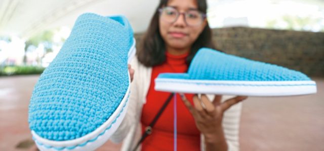 Jóvenes tejen zapatos ecofriendly y a la medida