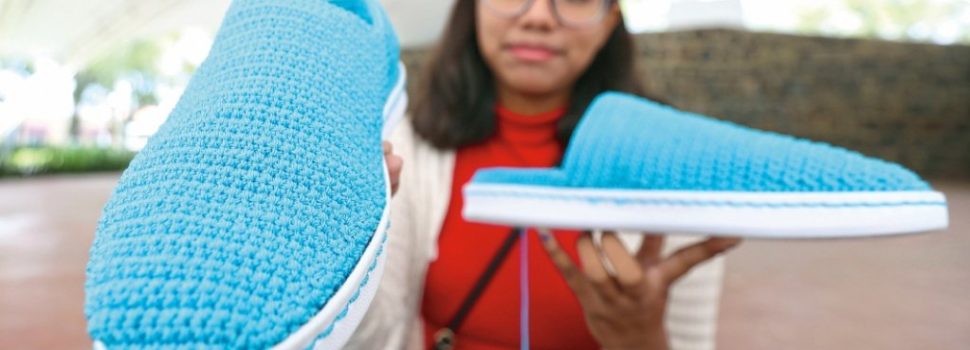 Jóvenes tejen zapatos ecofriendly y a la medida