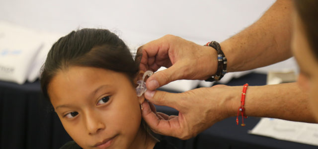 DIF continúa la entrega de auxiliares auditivos para habitantes de Yucatán