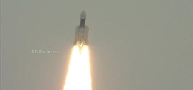 India lanza con éxito misión al polo sur de la Luna