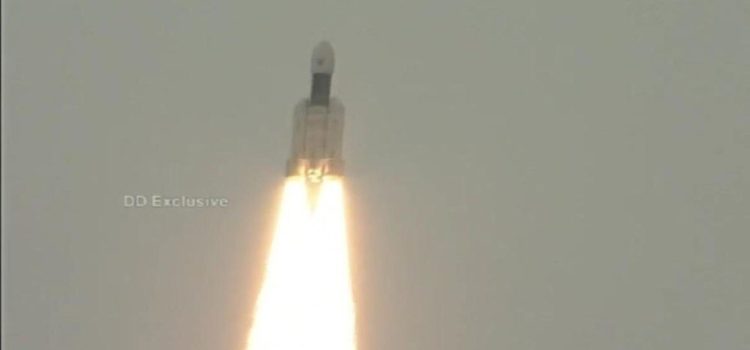 India lanza con éxito misión al polo sur de la Luna