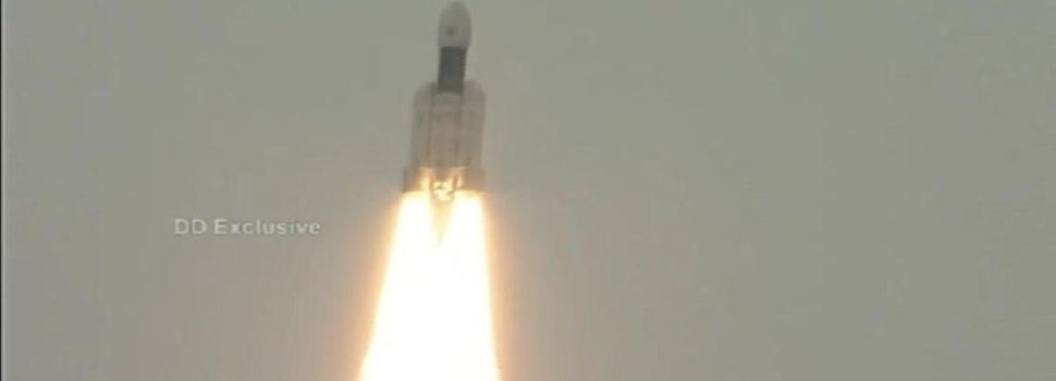 India lanza con éxito misión al polo sur de la Luna