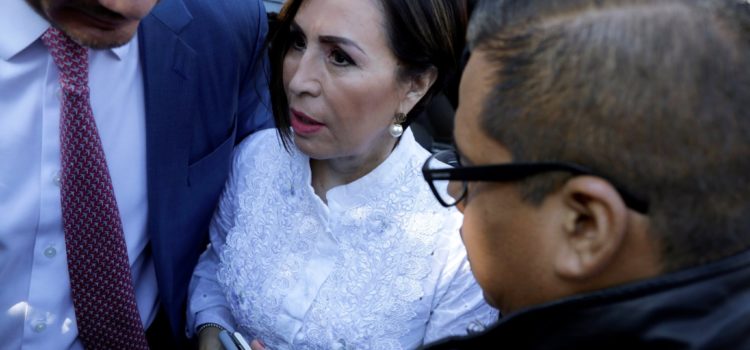 Juez vincula a proceso a Rosario Robles; permanecerá en penal de Santa Martha