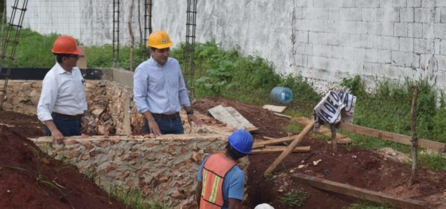 Alcalde de Tekax, supervisa las obras del Centro del Adulto Mayor