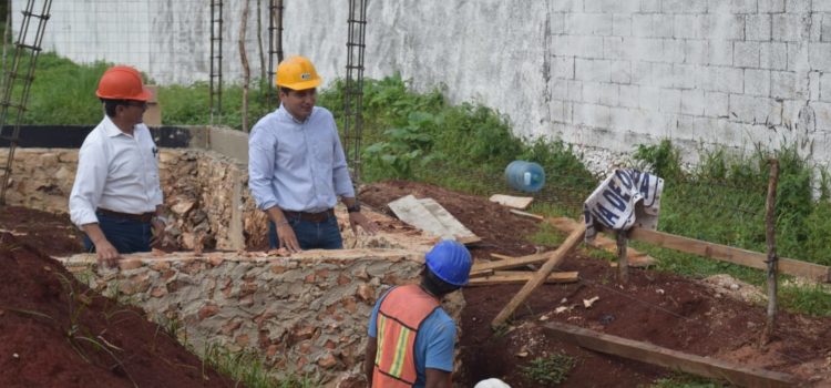 Alcalde de Tekax, supervisa las obras del Centro del Adulto Mayor