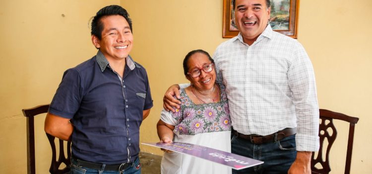 Renán Barrera entrega cheque a beneficiario del programa “Tu Casa Segura”