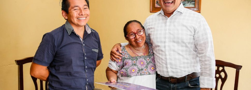 Renán Barrera entrega cheque a beneficiario del programa “Tu Casa Segura”
