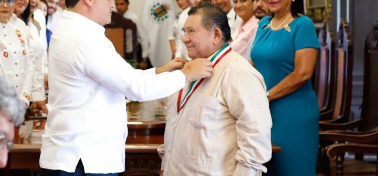 Renán Barrera entrega la medalla Héctor Herrera “Cholo” a Mario Herrera Flores “Mario III”