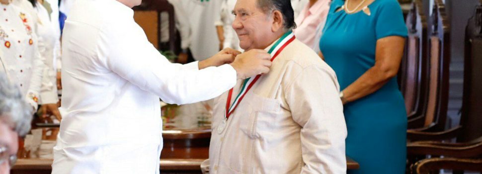 Renán Barrera entrega la medalla Héctor Herrera “Cholo” a Mario Herrera Flores “Mario III”