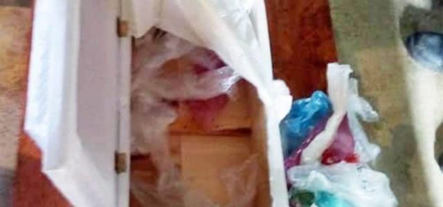 Llegan a un hospital a recoger el cuerpo de su bebé recién fallecido y reciben un ataúd lleno de basura