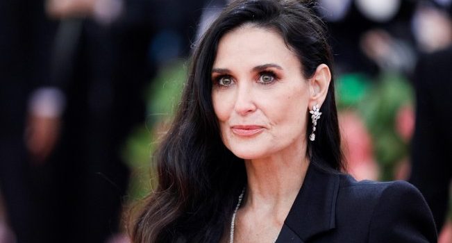Demi Moore se desnuda en revista a sus 56 años