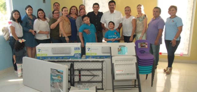 Entregan nuevo mobiliario a escuelita para niños con autismo y problemas de lenguaje