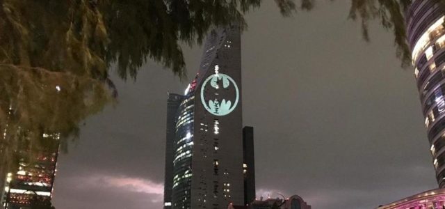 Reforma se ilumina con la Batiseñal en el Batman Day