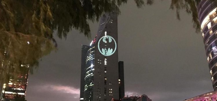 Reforma se ilumina con la Batiseñal en el Batman Day