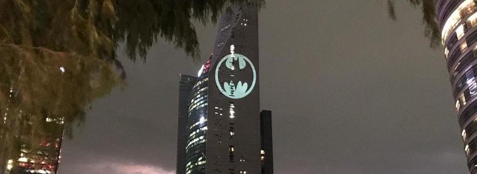 Reforma se ilumina con la Batiseñal en el Batman Day