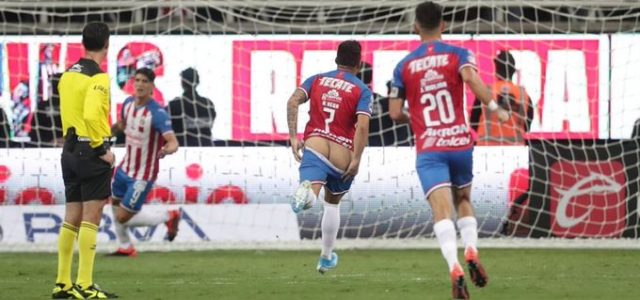 Multan al jugador de las Chivas Alexis Vega por enseñar trasero