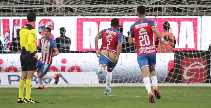 Multan al jugador de las Chivas Alexis Vega por enseñar trasero
