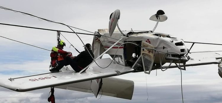 Una avioneta se estrella y queda atrapada boca abajo en los cables de un telesilla