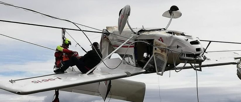Una avioneta se estrella y queda atrapada boca abajo en los cables de un telesilla
