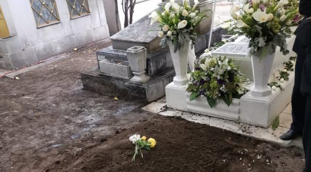 Sepultan cenizas de José José junto a su madre en el Panteón Francés