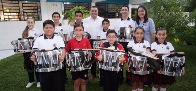 El alcalde Renán Barrera apoya el desarrollo cívico y educativo de los estudiantes meridanos