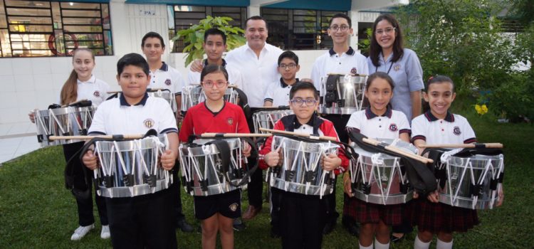 El alcalde Renán Barrera apoya el desarrollo cívico y educativo de los estudiantes meridanos