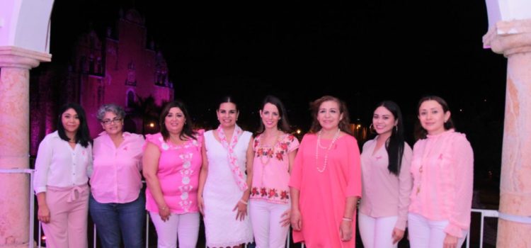 Se iluminan edificios de rosa en favor de la lucha contra el cáncer de mama en Tekax