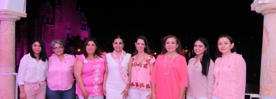 Se iluminan edificios de rosa en favor de la lucha contra el cáncer de mama en Tekax