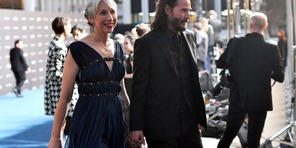 Keanu Reeves presume en público a su nueva novia, tras décadas de soltería