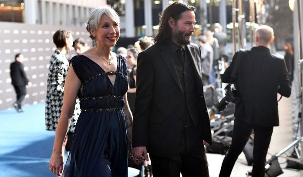 Keanu Reeves presume en público a su nueva novia, tras décadas de soltería