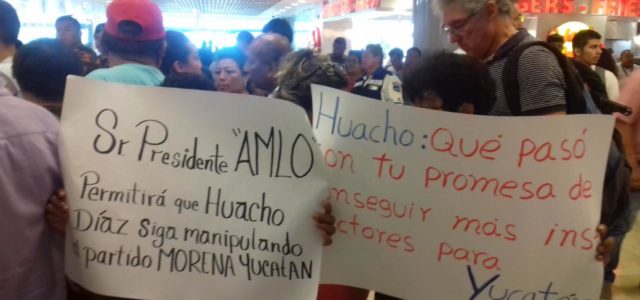 El presidente López Obrador llega a Mérida y lo reciben con protestas contra su “súperdelegado“