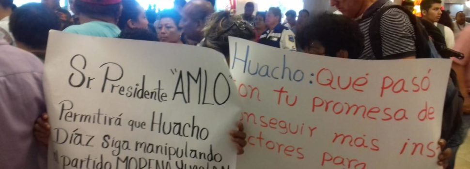 El presidente López Obrador llega a Mérida y lo reciben con protestas contra su “súperdelegado“