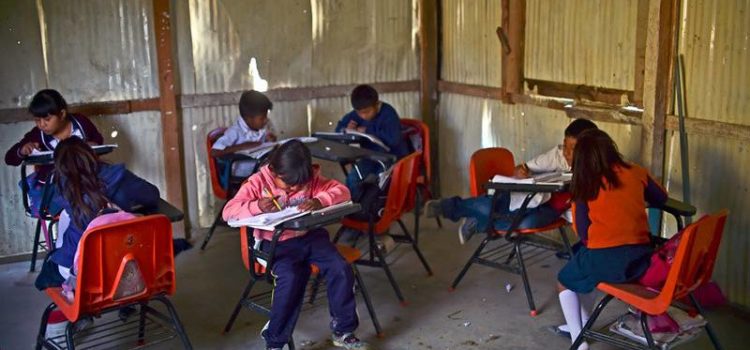 Los pros y contras del plan de López Obrador para mejorar la infraestructura educativa en México