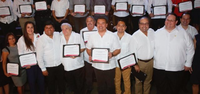 Reconocen la labor del alcalde Renán Barrera para lograr que los empleados municipales accedan a créditos del Infonavit