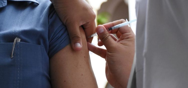 Refuerza SSY esquema de vacunación contra la influenza