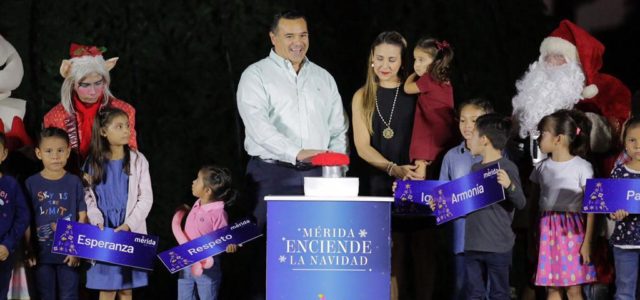 Con un mensaje de armonía y convivencia familiar, el alcalde Renán Barrera enciende la navidad en Mérida