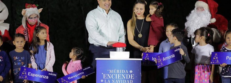 Con un mensaje de armonía y convivencia familiar, el alcalde Renán Barrera enciende la navidad en Mérida