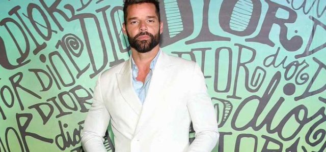 Ricky Martin causa revuelo en excitante video