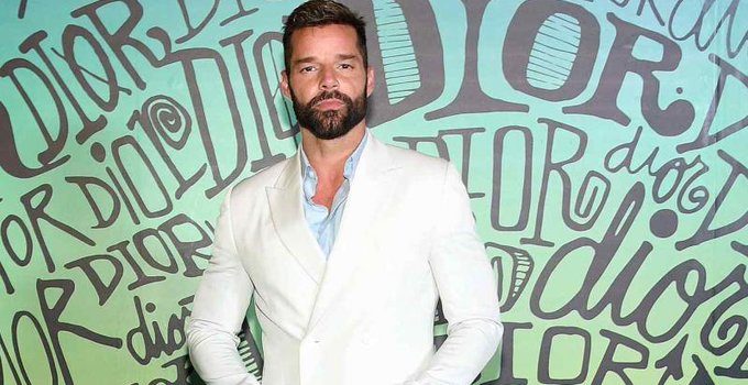 Ricky Martin causa revuelo en excitante video