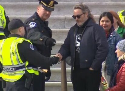 Joaquin Phoenix y Martin Sheen son arrestados durante manifestación contra el cambio climático