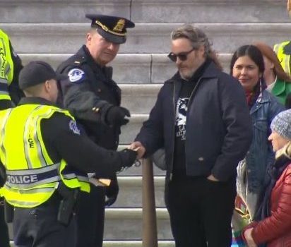 Joaquin Phoenix y Martin Sheen son arrestados durante manifestación contra el cambio climático
