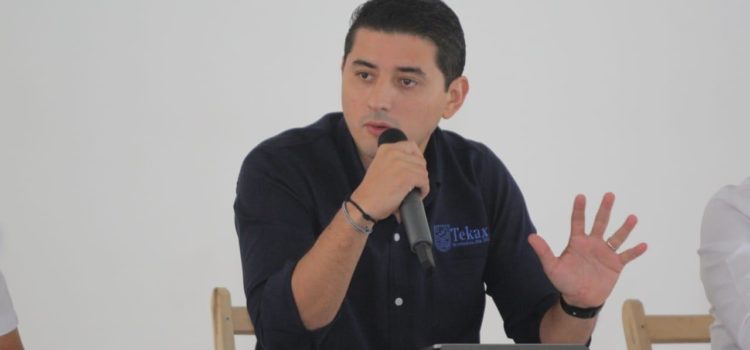 Diego Ávila se reúne con directores y jefes de áreas de Tekax