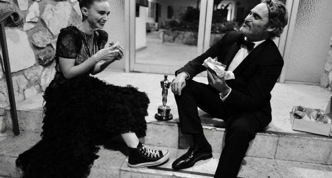 Joaquin Phoenix celebra su Oscar como mejor actor con hamburguesa vegana