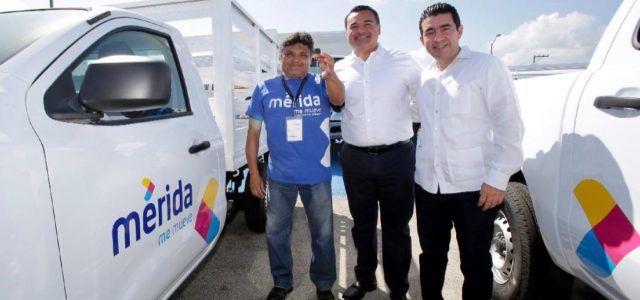 Renán Barrera Concha entrega nuevos vehículos para eficientar servicios a la ciudadanía
