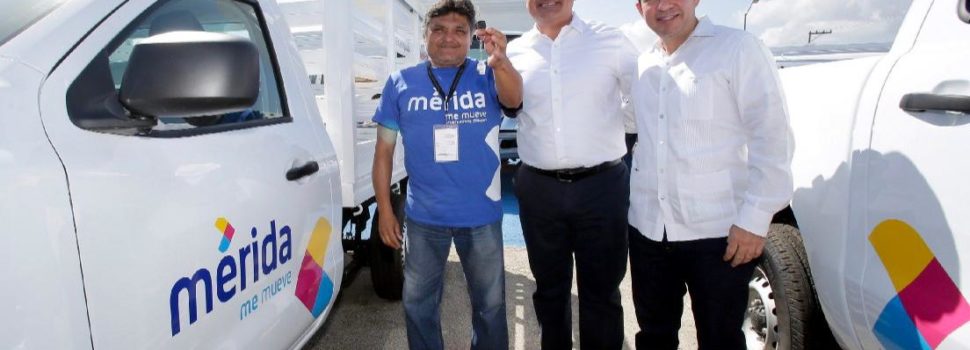 Renán Barrera Concha entrega nuevos vehículos para eficientar servicios a la ciudadanía