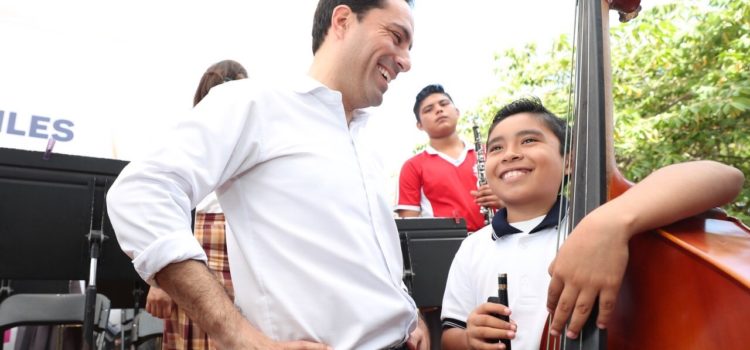 Con instrumentos y clases gratuitas, niños y jóvenes cambian su vida gracias a la música